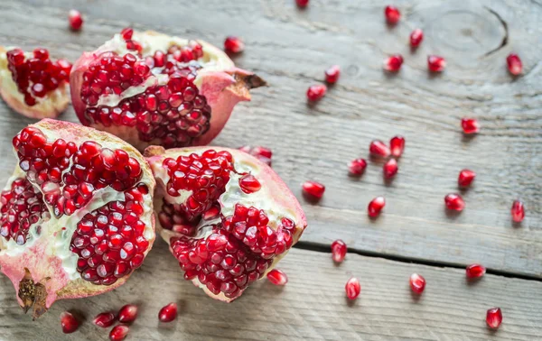 Granaatappel op de houten achtergrond — Stockfoto