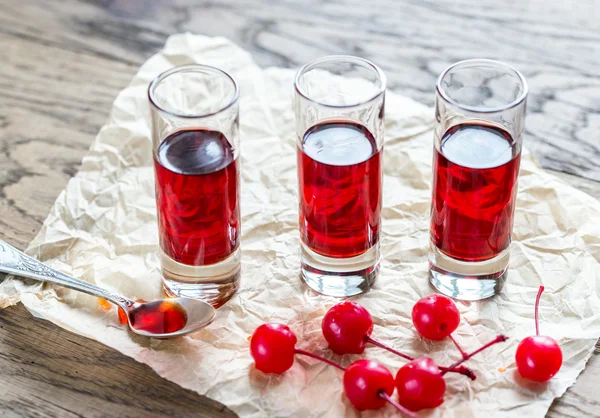 Glasögon av cherry brandy med cocktailbär — Stockfoto