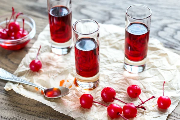 Copas de brandy de cereza con cerezas de cóctel — Foto de Stock