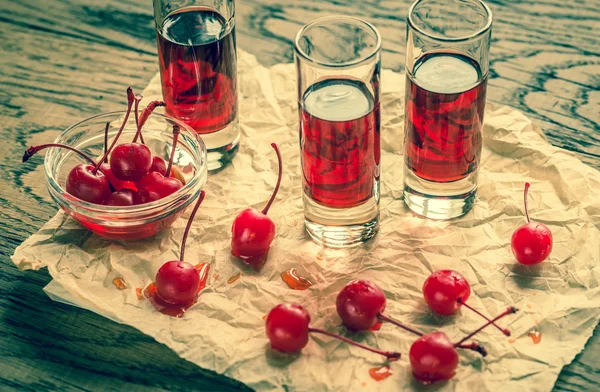 Copas de brandy de cereza con cerezas de cóctel — Foto de Stock