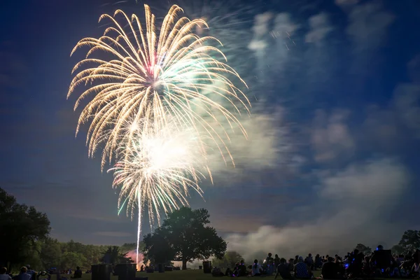 Menschen betrachten Feuerwerk zu Ehren des Unabhängigkeitstages — Stockfoto