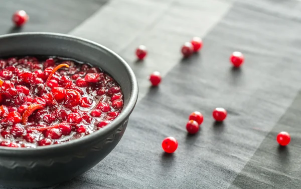 Kom met zelfgemaakte cranberry saus — Stockfoto