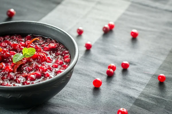 Kom met zelfgemaakte cranberry saus — Stockfoto