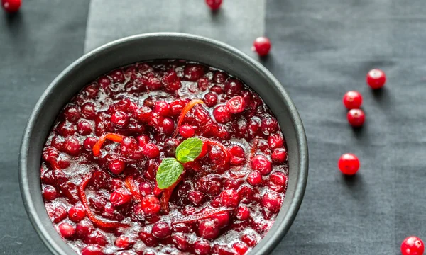 Kom met zelfgemaakte cranberry saus — Stockfoto