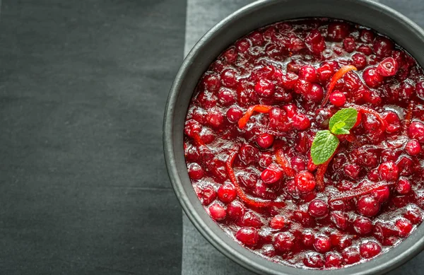 Kom met zelfgemaakte cranberry saus — Stockfoto