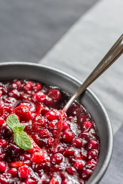 Kom met zelfgemaakte cranberry saus — Stockfoto