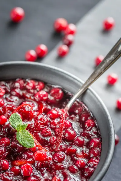 Kom met zelfgemaakte cranberry saus — Stockfoto