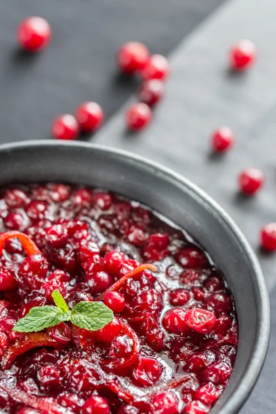 Kom met zelfgemaakte cranberry saus — Stockfoto