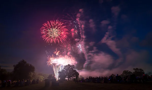 Menschen Betrachten Feuerwerk Ehren Des Unabhängigkeitstages — Stockfoto