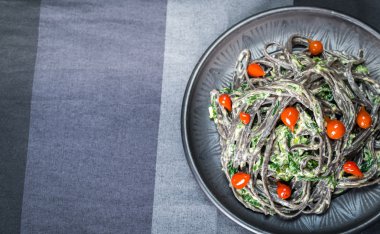 Siyah makarna ıspanak, mascarpone ve Parmesan ile