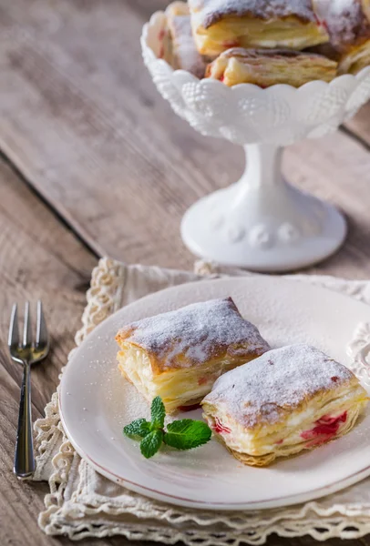 Mille-feuille dengan cherry segar — Stok Foto