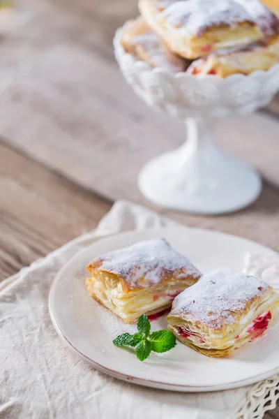 Mille-feuille dengan cherry segar — Stok Foto