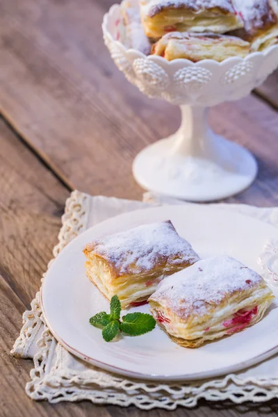 Millefeuille mit frischer Kirsche — Stockfoto