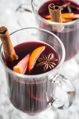 Karda sıcak şarap kadehleri