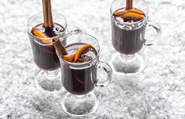 Copos de vinho quente na neve — Fotografia de Stock