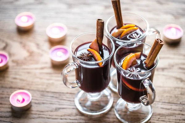 Copos de vinho quente à luz de velas — Fotografia de Stock