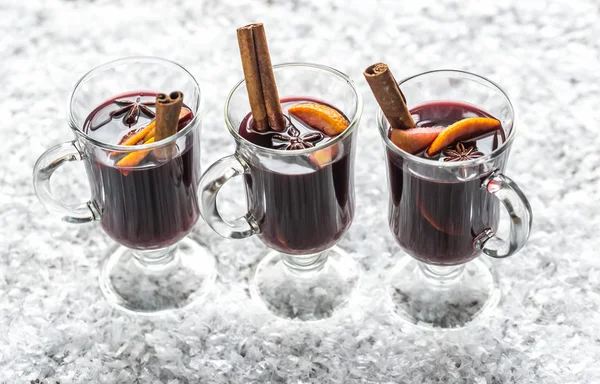 Glasses of mulled wine in snow — Stock Photo, Image