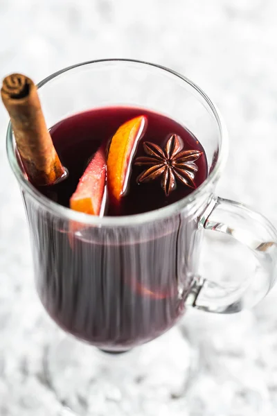 Verre de vin chaud dans la neige — Photo