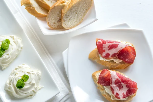 Sandwiches met roomkaas en ham — Stockfoto