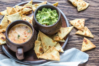Kase guacamole ve queso tortilla cips ile