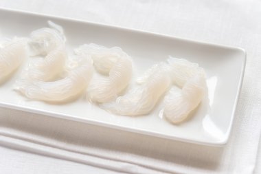 Shirataki noodles plaka üzerinde