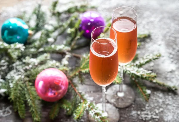 İki bardak şampanya ile Noel ağacı dalı — Stok fotoğraf