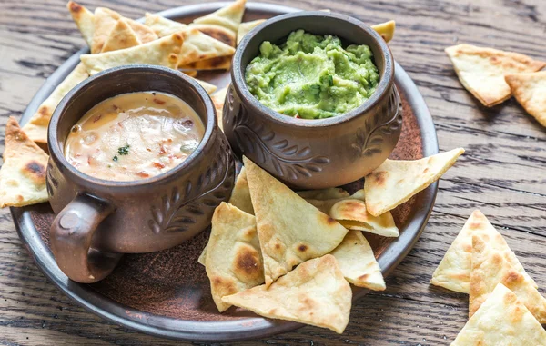 Cuencos de guacamole y queso con tortillas fritas — Foto de Stock