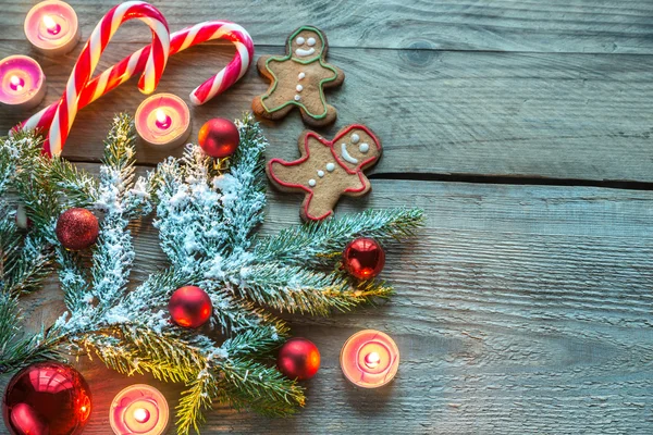 Dekorerad julgran gren med kakor och godis — Stockfoto