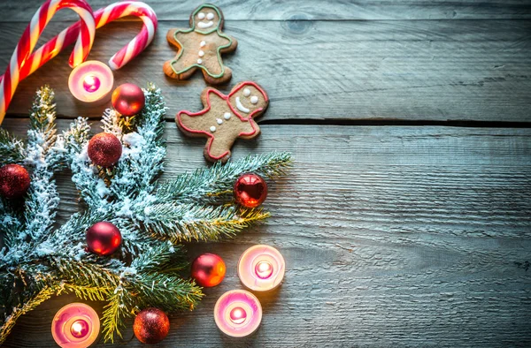 Rama decorada de árbol de Navidad con galletas y caramelos —  Fotos de Stock