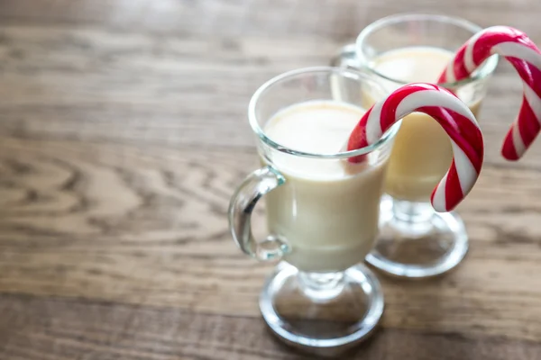 Baston şekerler yumurta likörü iki bardak