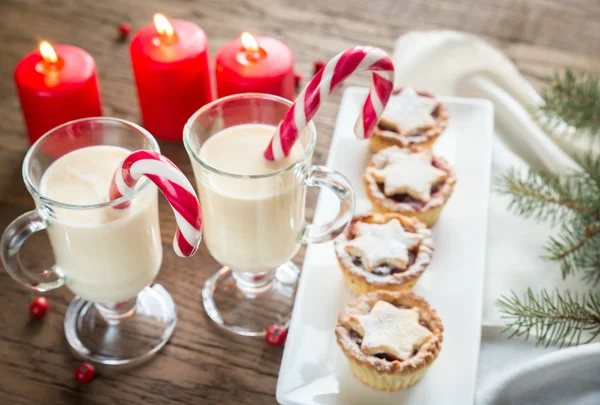 Two glasses of eggnog with mince pies — Stock Photo, Image
