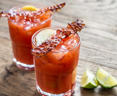 Bloody Mary iki bardak pastırma rashers ile