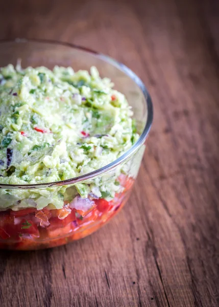 Kom met guacamole met salsa — Stockfoto