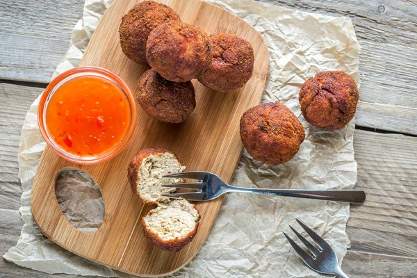 Hühnerfrikadellen mit würziger Thai-Sauce — Stockfoto