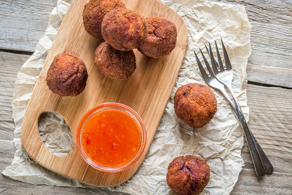 Hühnerfrikadellen mit würziger Thai-Sauce — Stockfoto