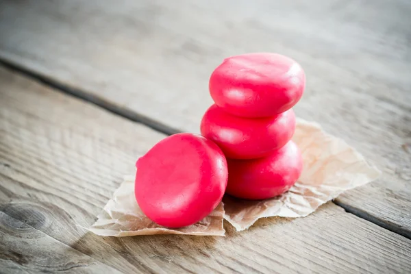 Pila di mini formaggio sul tavolo di legno — Foto Stock