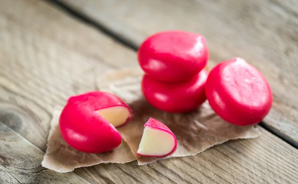 Pila di mini formaggio sul tavolo di legno — Foto Stock