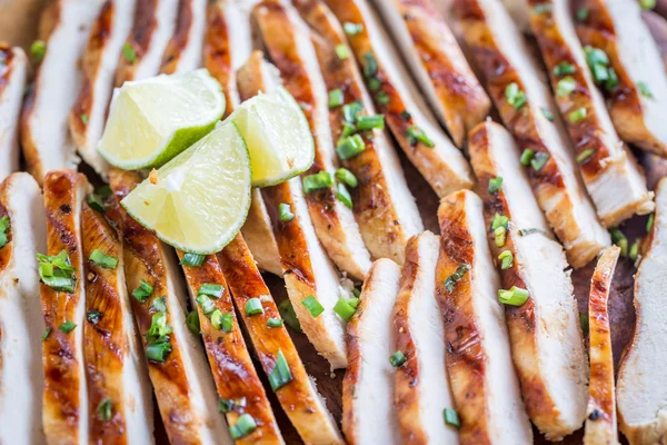 Slices of grilled chicken in lime sauce — Stock Photo, Image