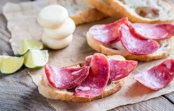 Ciabatta sandviç fuet ve mini peynir ile — Stok fotoğraf