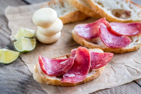 Ciabatta-Sandwiches mit Fuet und Mini-Käse — Stockfoto