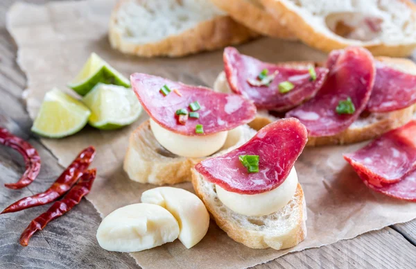 Sandwiches de Ciabatta con fuet y mini queso —  Fotos de Stock