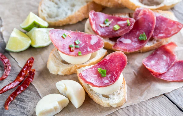 Sanduíches de Ciabatta com fuet e mini queijo — Fotografia de Stock