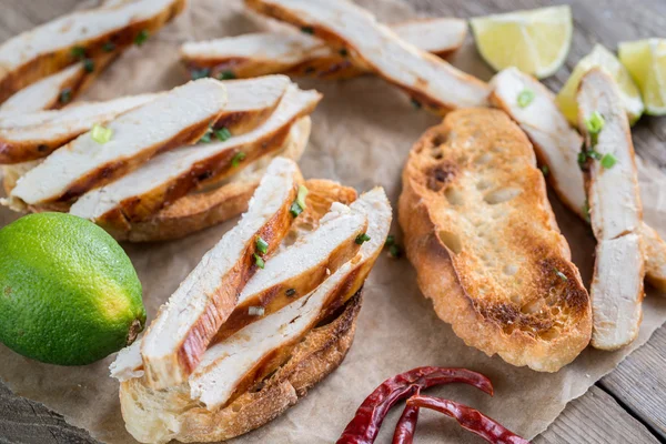 Ciabatta sandviç ile ızgara tavuk — Stok fotoğraf