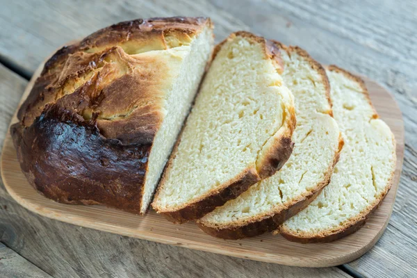 Pão Brioche na tábua de madeira — Fotografia de Stock