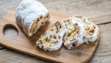 Ahşap tahta üzerinde Stollen keki