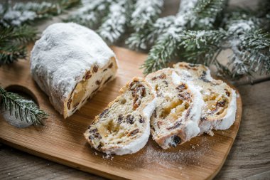 Stollen karlı köknar dalı ile
