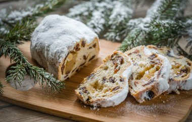 Stollen karlı köknar dalı ile