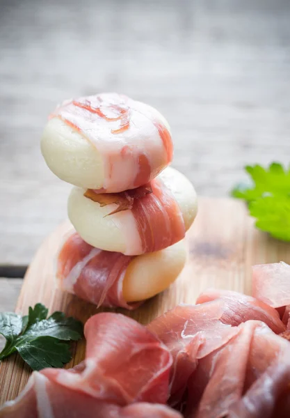 Mini queijo e envoltórios de prosciutto — Fotografia de Stock