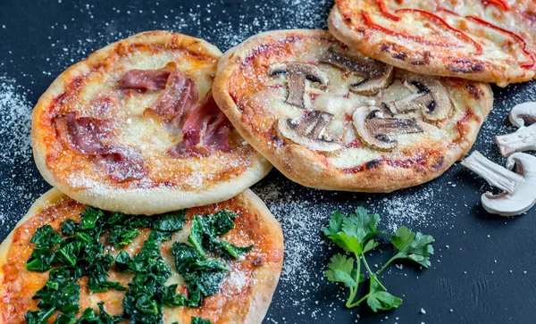 Ahşap tahta üzerinde çeşitli soslar ile mini pizza — Stok fotoğraf