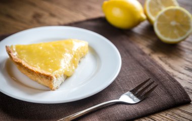 Dilim limon ekşi plaka üzerinde